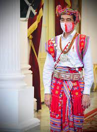 Makna baju adat yang dipakai jokowi hari ini yang berasal dari pulau sabu, ntt. Foto Jokowi Berbusana Adat Ntt Di Hut Ri Ke 75