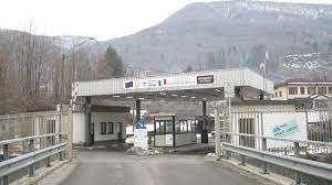 Als je met de auto naar italië rijdt, zie je dit als je over de grens bij chiasso/como tussen zwitserland en italië rijdt. Grensovergangen Zwitserland Italie