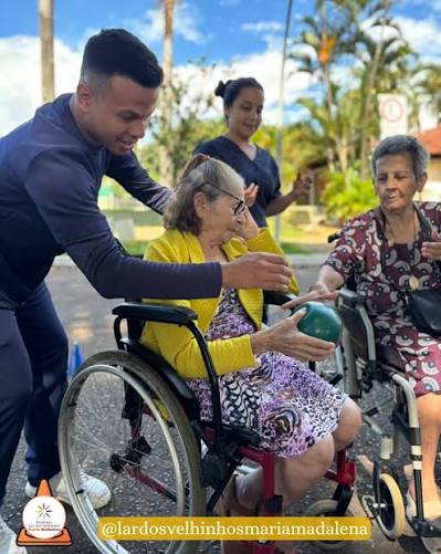 Movimento que cuida, fortalece e transforma 💙 As atividades de  fisioterapia com nossos idosos vão muito além do exercício físico. Cada  alongamento, cada movimento e cada sorriso representam mais autonomia,  equilíbrio e