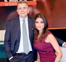 Dal 2007 ha abbracciato la poligamia digitale e si è sposato sia con la comunicazione online che con l'innovazione, con le quali condivide tutt'ora uno splendido rapporto a tre. Giuseppe Brindisi Eta Altezza Peso Moglie Collega Figlia Origini