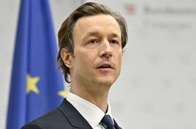 Sie sei mit dem kind spazieren gegangen und habe dabei den laptop mitgenommen, so die erklärung. Gernot Blumel Kurz Vertrauter Gernot Blumel Statt Loger Kunftig Finanzminister Kurier At Als Finanzfachmann Ist Gernot Blumel In Osterreich Bisher Noch Nicht Aufgefallen