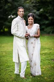 Von saris, armreifen aus indien (bangles). Weisse Indische Hochzeit Sari Bleiben Sie Dran Wir Haben Den Empfang Von Rohita Und Jordanien Indische Hochzeit Sari Indische Hochzeit Hochzeitsempfang Kleid