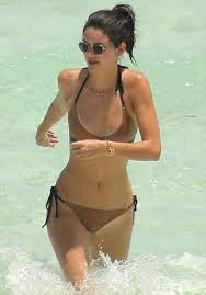 Wait until you see the back of kendall jenner's chic af teeny tiny swimsuit. Kendall Jenner Cameltoe In Bikini On The Beach Pandesia World