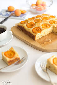 Unser rezept für den bienen aprikosen kuchen zaubert ganz viele bienen auf puddingcreme in deinen backofen. Saftiger Aprikosenkuchen Mit Ricotta Im Schnellen Ruhrteig So Mampfig Feiertaglich Das Schone Leben
