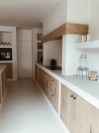 Gavinetes Piso Concreto Claro Y Counters Blancos O Claros En 2020 Maison D Ete Amenagement Maison Cuisines Maison
