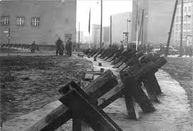 «dort tagte der einsatzstab für den mauerbau. Bild Bundesarchiv Bild 183 88574 0003 Berlin Mauerbau Friedrichstrasse Panzersperre Berliner Mauer Bundesarchiv Bild Mauer