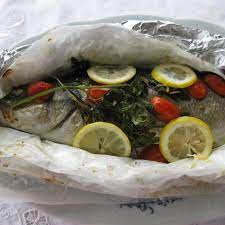 La spigola (o branzino) al cartoccio è un secondo piatto semplice e saporito da fare al forno. Spigola Al Cartoccio Fresco Pesce