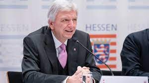 Und doch passiert das gesetz das ländergremium und nimmt. Hessens Ministerprasident Volker Bouffier Zu Corona In Hessen Pressekonferenz 07 05 2020 Youtube