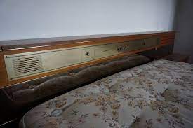 Comodino, libri, tv e radio, telefono con caricabatterie, pc portatile con. Letto Matrimoniale In Noce Con Radio Integrata A Ravenna Clasf Casa E Giardino