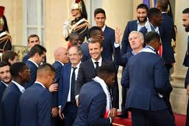 Legion d'honneur la révolution française ayant aboli toutes les décorations de l'ancien régime, napoléon bonaparte institue en 1802 l'ordre national de la légion d'honneur qui récompense les mérites militaires ou civils rendus à la nation et ouverte à tous, et non plus seulement aux seuls. Equipe De France Feminine Emmanuel Macron Se Rendra A Clairefontaine Le 4 Juin L Equipe