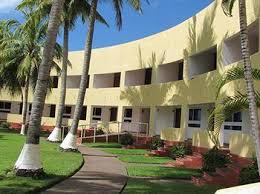 En ny gæst tjekker ind på hotellet og det kommer til at have stor betydning for ét af de eksisterende par. Pacific Paradise Hotel Las Isletas Dnata Travel