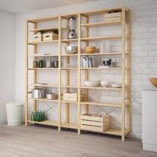 Des idées, des meubles et des accessoires de décoration pour toute la maison à. Le Renouveau Du Garde Manger Pour Un Rangement Design Dans La Cuisine Kitchen Storage Stylish Pantry Hello Blogzine B Ikea Idees Etageres Etagere En Pin