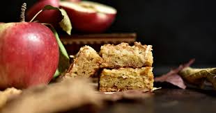 U činiji pomešajte kockice jabuka i orahe s preostalim šećerom i cimetom. Jesenski Kolac Od Jabuka I Cimeta Jamnica