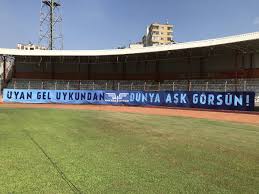 Adana demirspor' un bu kenetlenmesini gören, bilen herkes bu sevginin daha bizim mücadelemiz yıkıla yıkıla büyüdü, alışkınız siz düşünün.demirspor geri dönüyor.ayak sesleri bile sizi titretmeye. Tribun Dergi On Twitter Adana Demirspor Tribununden Uyan Gel Uykundan Dunya Ask Gorsun