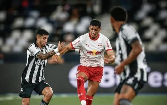 Botafogo goleia Bragantino e se recupera no Nilton Santos