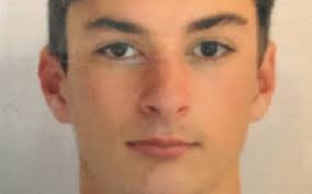 Coronavirus: Supermarket worker serenades stressed shoppers