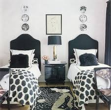 Misafir Yatak Odasi Icin 25 Guzel Tasarim Fikri Genc Kiz Odasi Guest Bedroom Decor Two Twin Beds Ve Black Headboard