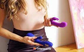 Mujeres usando juguetes sexuales