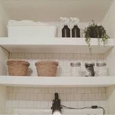 壁に穴を開けずにいろいろな場所に設置できてとっても便利なつっぱり棚 でもまる見えで生活感が出やすいのが気になっていました そこで つっぱり棚の目隠しを作ってみました つっぱり棚 突っ張り棚 インテリア 収納