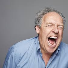 Bert Visscher overhandigt boek aan goede vriend Jochem Myjer