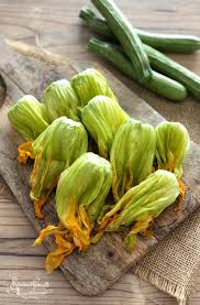 Per pulirli accorciate prima il gambo, poi aprite delicatamente la corolla con le dita ed eliminate. Come Pulire I Fiori Di Zucca Zucchina O Zucchino In Poche Mosse