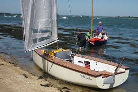 Faucoaldi 5 0 Reste Toujours Aussi Chic Mais Assure Une Plus Grande Stabilite Avec Un Ballast Liquide Integre Dans La Coque Small Sailboats Boat Wooden Boats