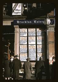 Men And A Woman Reading Headlines Posted In Street Corner Window Of Brockton Enterprise Newspaper Office On Christmas Eve Brockton Mass Loc Woman Reading Newspaper World News Headlines