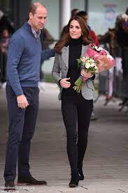Duchess Kate Hugs Are Very Important William And Kate S Coach Core Essex Visit Kate Middleton Style Kate Middleton Outfits Duchess Kate