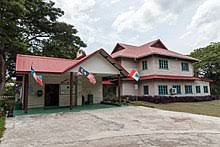 Merlin hotel, hotel ini dihias dengan unik dengan hiasan menarik. Keningau Wikipedia