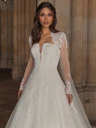 Compléter le look avec un boléro ou des châles pour la robe de mariage ou d'autres cérémonies. Bolero De Mariage L Atout Charme De La Mariee