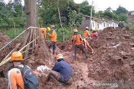 Mempercepat pemulihan energi sehingga rasa capek cepat hilang. Hari Keempat Tim Sar Cari 24 Orang Hilang Dalam Longsor Sumedang Antara News