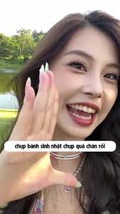 Tạo Dáng Chụp Sinh Nhật Ở Bãi Cỏ