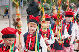 Niedziela palmowa, zwana również niedzielą męki pańskiej, a w polskiej tradycji ludowej kwietną lub wierzbną niedzielą, została ustanowiona na pamiątkę uroczystego wjazdu jezusa do jerozolimy. Niedziela Palmowa 2019 Krakowiak Munchen Polnische Folkloregruppe Krakowiak E V