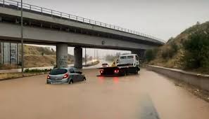 Προβλήματα από την κακοκαιρία στη Μαγνησία: Εγκλωβίστηκαν οδηγοί - Πλημμύρες  σε σπίτια και καταστήματα - BINTEO