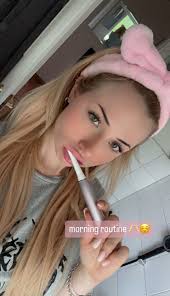 Hi, my name is Dasha. I am 20 years old. I am originally from Ukraine, but  I live in Poland.