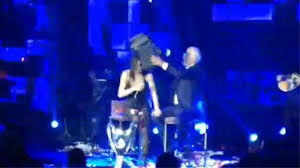 Ο ιβάν σαββίδης έρανε την πάολα με ουκ ολίγους δίσκους με λουλούδια και παρουσίασε τον θόδωρο γραματικόπουλο, τον πρώτο έλληνα κοσμοναύτη που έφερε μαζί του μία σημαία του παοκ που είχε πάρει μαζί του στο τελευταίο ταξίδι του στο διάστημα. Ta Espase Sthn Paola O Paok Gia To Kypello Ta Loyloydia Sabbidh Ta Syn8hmata Kai To Resital Mpisesbar Video