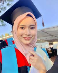 Jahit Baju Umur 13 Tahun, FIFA RASOL Sukses Jadi Usahawan Muslimah &  Lulusan Perubatan!