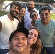 Show tv'deki 'çukur'un 'yamaç'ı aras bulut i̇ynemli, 2015'te eski futbolcu erhan önal'ın mine baysan'dan olan oyuncu kızı bige önal ile flört etmeye başlamıştı. Gjithcka Turqishte New Aras Bulut Iynemli Bige Onal Facebook