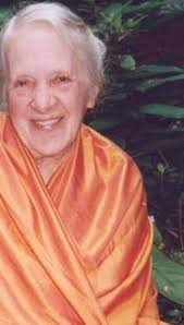 Indra Devi, conocida como la primera mujer occidental en llevar el yoga a  Occidente, fue una figura fundamental en la expansión y comprensión del  yoga como una práctica integral. Aprendió de los ...