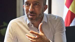 Un alcalde feliç de poder felicitar-se