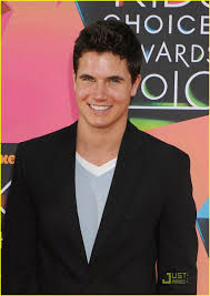 His other credits include appearances in the television series the killing, grand star, supernatural, motive, saving hope, and godiva's, and the films the odds, the phantoms, and decoys 2: Robbie Amell Schauspieler Fernsehserie Modeln