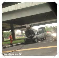 Mencari kereta sewa di melaka? Kereta Terbakar Di Bulatan Kg Pandan Nukilan Budak Flat