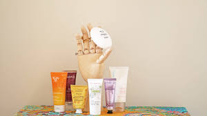 Wir als seitenbetreiber begrüßen sie zu selbstverständlich ist jede clarins handcreme 24 stunden am duftstoff tag im netz zu haben. Wenn Schon Denn Schon Gastbloggerin Florina Testet Sechs Neue Handcremes Sonrisa