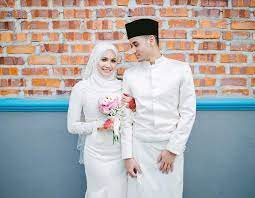 Bakat seni yang mengalir dalam dirinya begitu kuat sehingga mengikut jejak langkah ibu bapanya dalam dunia hiburan tempatan. Hanya Gimik Drama Baharu Aprena Menrose Akui Belum Hamil Lagi Hot Fm