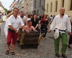 Für aktuelle veranstaltungen besuchen sie bitte. Er Hat Den Richtigen Platz Beim Festumzug Luthers Hochzeit Gewahlt Lutherstadt Wittenberg Myheimat De