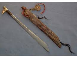 Pisau golok memiliki gagang yang tebal dan pisau kokoh. 11 Senjata Tradisional Indonesia Terkenal Akan Tuahnya