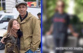 Его рисунки отличаются сюрреалистичными сюжетами, карикатурностью и абсурдностью образов, изобилием мелких деталей. Andrej Panin Vystavil Video So Svoej Kuryashej 11 Letnej Docheryu
