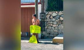 Hombre desnudo atado a una planta