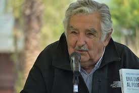 Despierta más elogios fuera de su país que dentro. Pepe Mujica Was Wir Kaufen Bezahlen Wir Nicht Mit Geld Grun4future