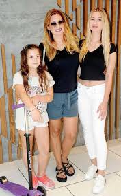 21 yaşındaki roza sabah, eğitimine i̇ngiltere'de devam etmektedir. Coskun Sabah In Esi Ayrilmamiz Ailemiz Icin Iyi Oldu